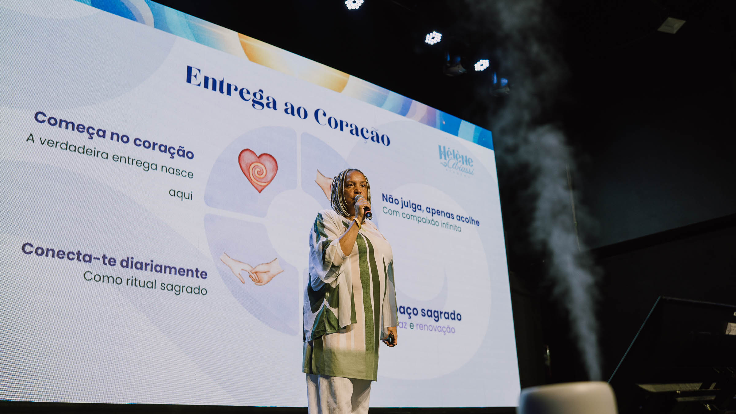 Hélène Abiassi no palco do Congresso Multidimensional