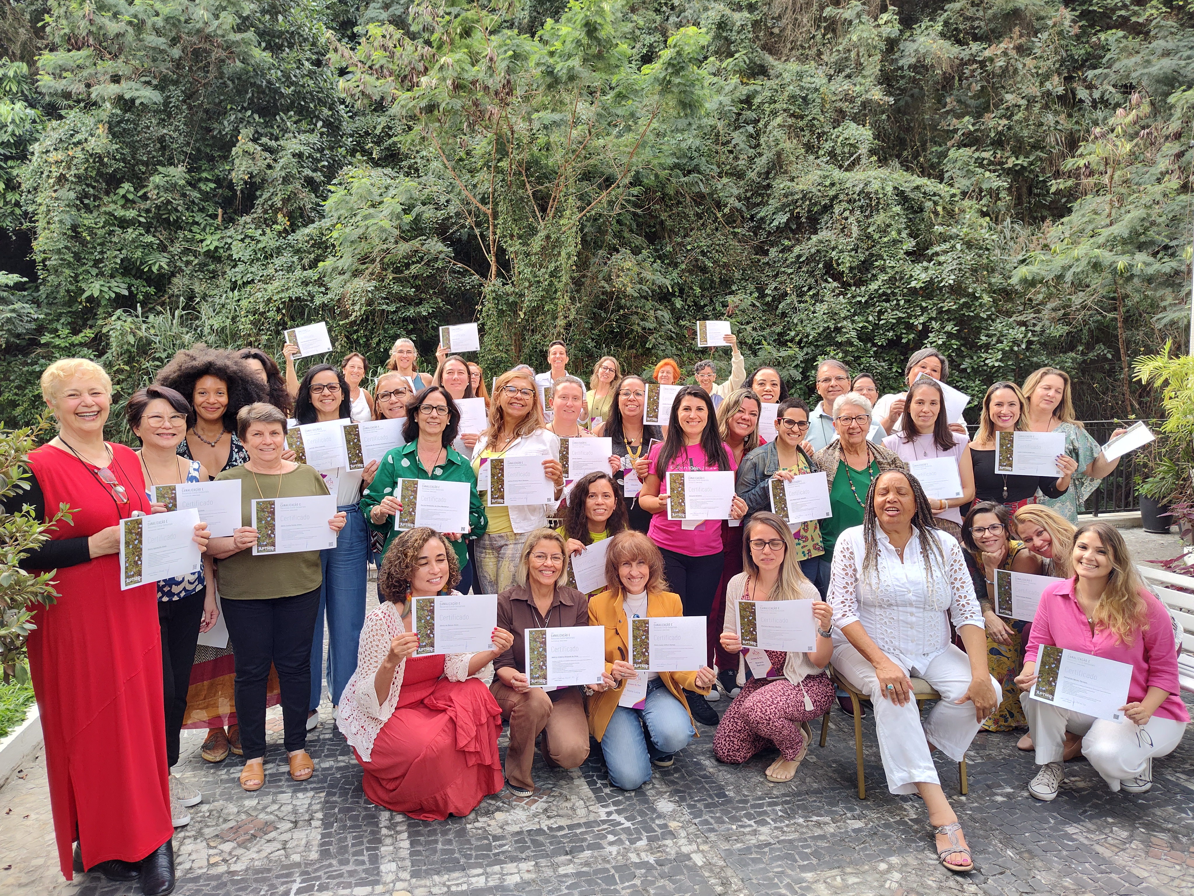 Grupo de participantes com certificados — formação Hélène Abiassi